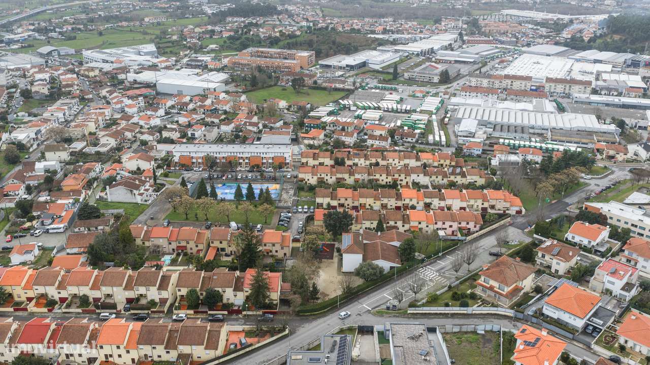 Moradia T4 de gaveto em Nogueira-47