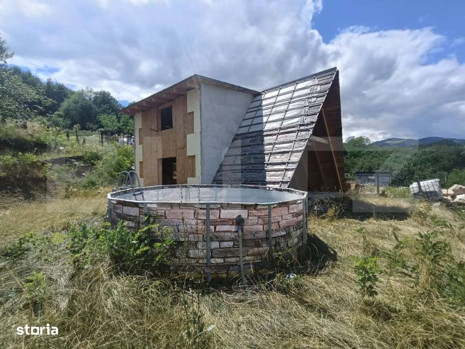 Cabana la rosu 150 mp cu teren de 3500 mp in Ampoita - Imagine principală: 1/5