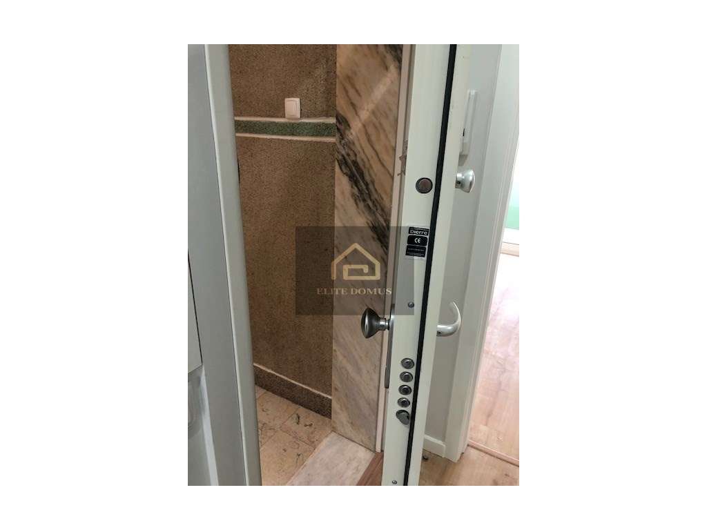 T1 Totalmente Remodelado com elevador e junto ao Metro - Reboleira!-35