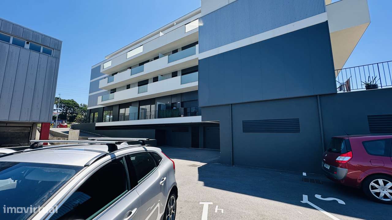 ÚNICO - T3+1 Novo, Último Piso, c/ Varandas e Garagem 3 automóveis-30