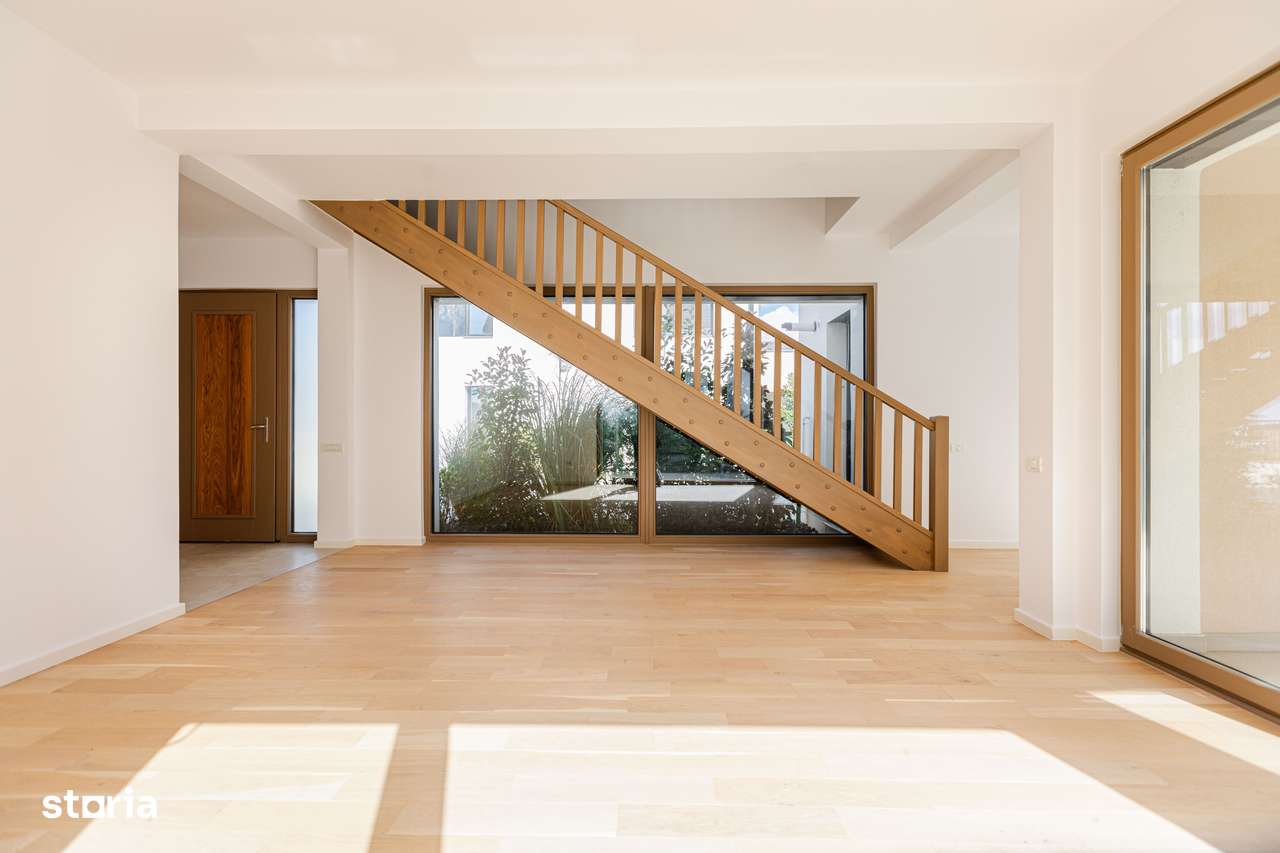 Casa Modernă cu Spații Vitrate Generoase - Imagine principală: 2/20