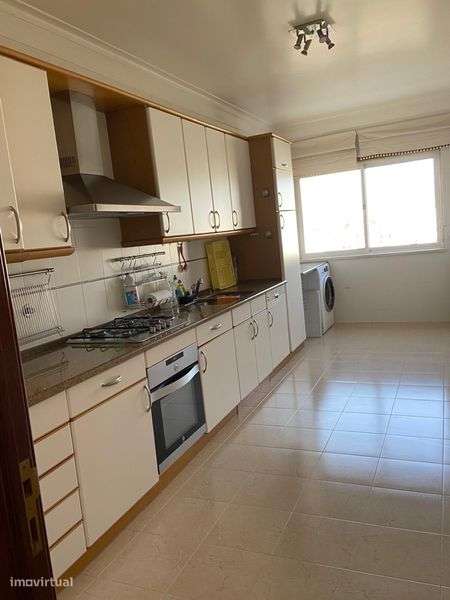 Arrendamento T2 com 2 lugares garagem, proximo “Continente” Telheiras. - Grande imagem: 4/8