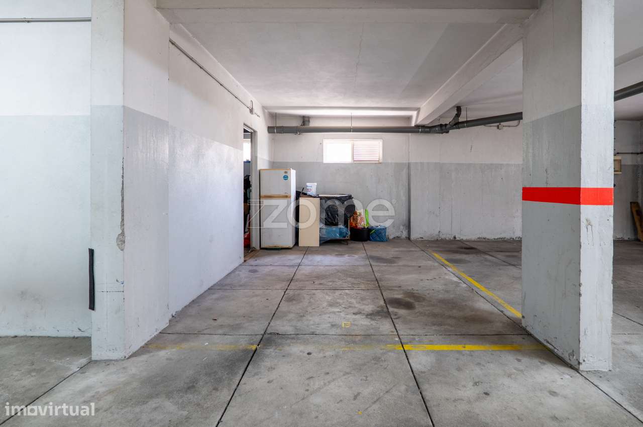 Apartamento T3 com garagem, varanda e arrumos-24