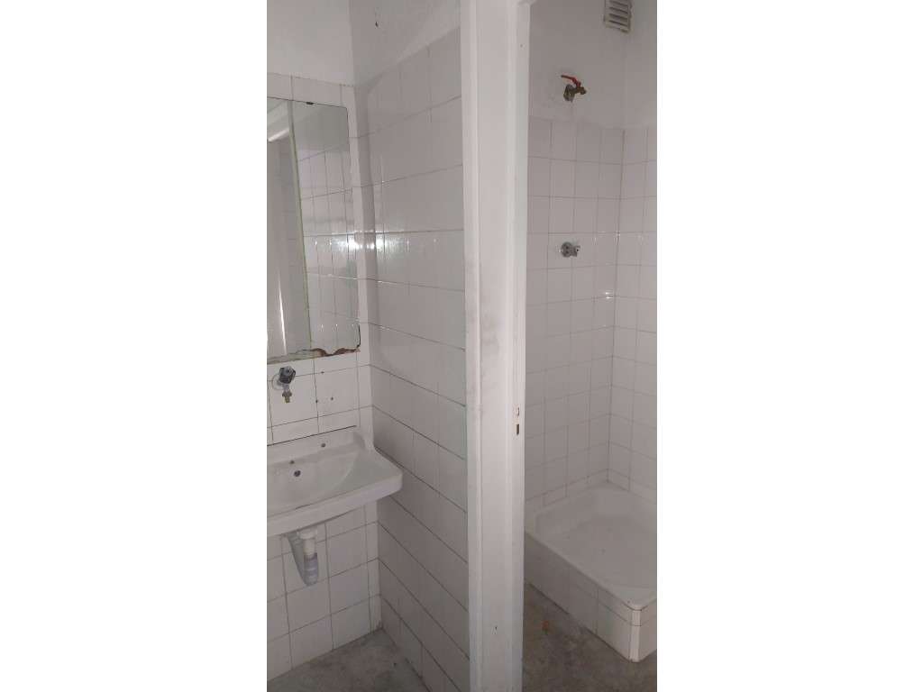 Garagem c/200m2 na Amadora-10