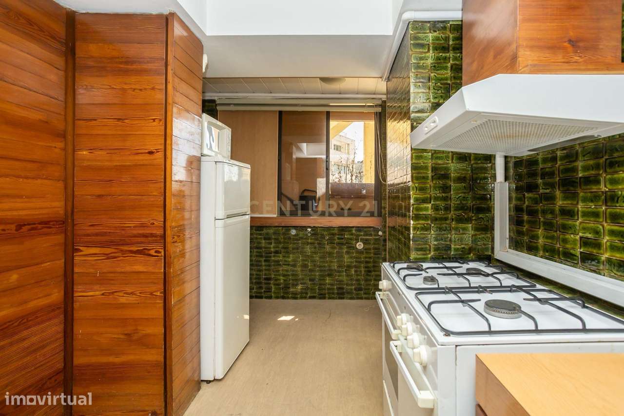Apartamento T2 para remodelação nas Picoas -Lisboa-14