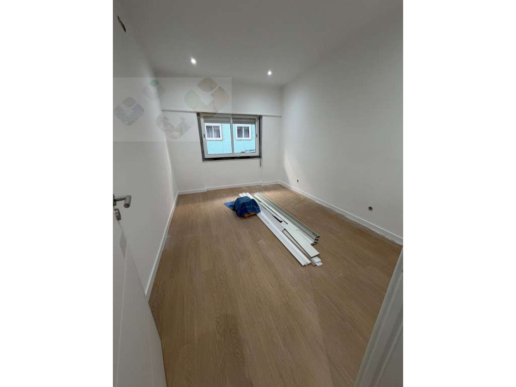 Excelente T3 em R/CHÃO com TERRAÇO DE 40M2 - Grande imagem: 4/19