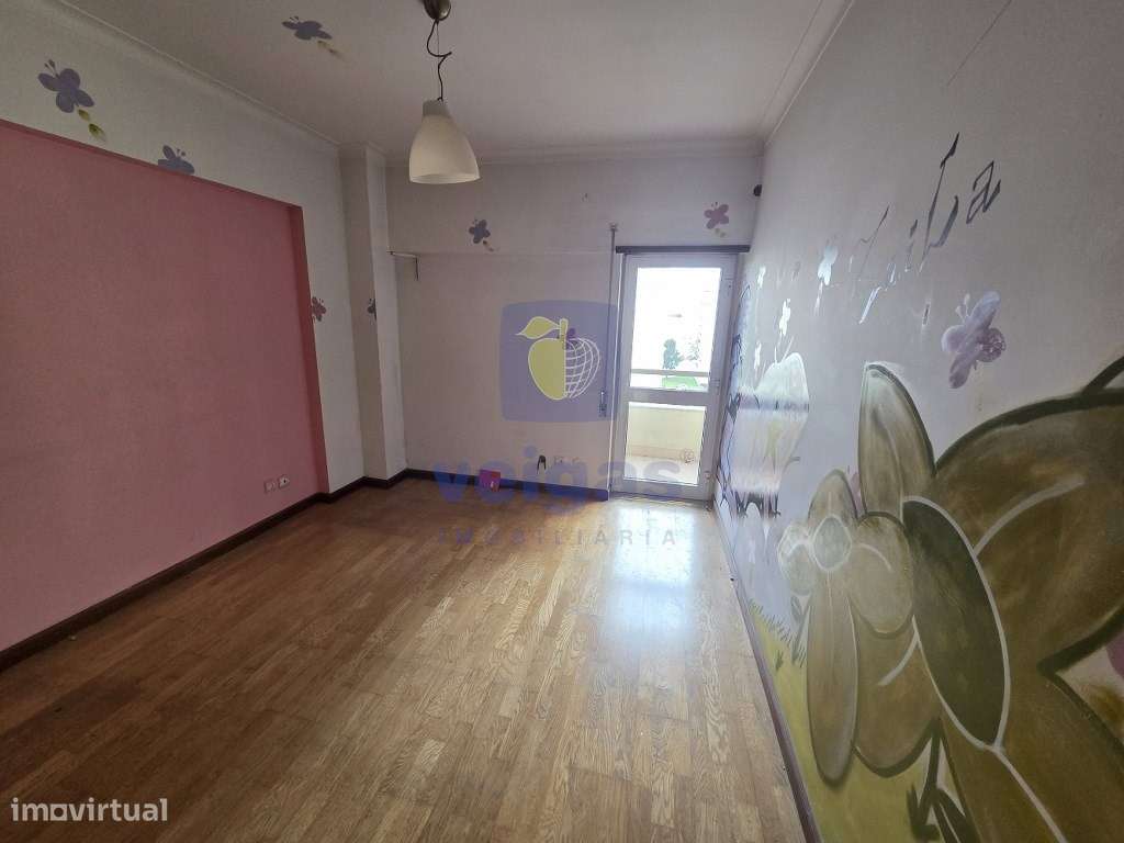 Apartamento T3 situado no Carregado, distinguindo-se pelas áreas ampla - Grande imagem: 4/53
