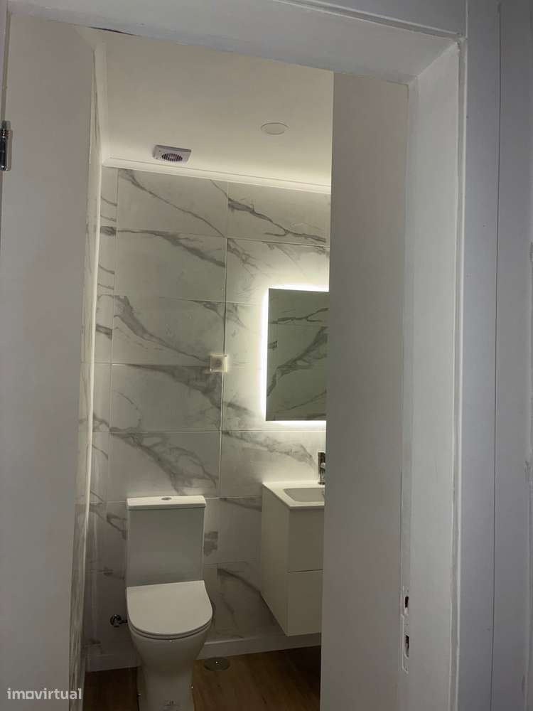 Apartamento Renovado com Vista Rio em Barreiro-5