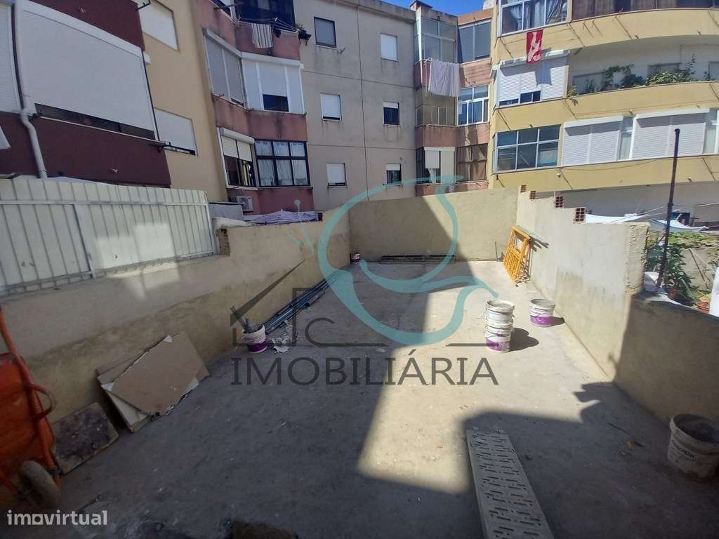 Apartamento T1 com Logradouro Privativo na Baixa da Banheira-12