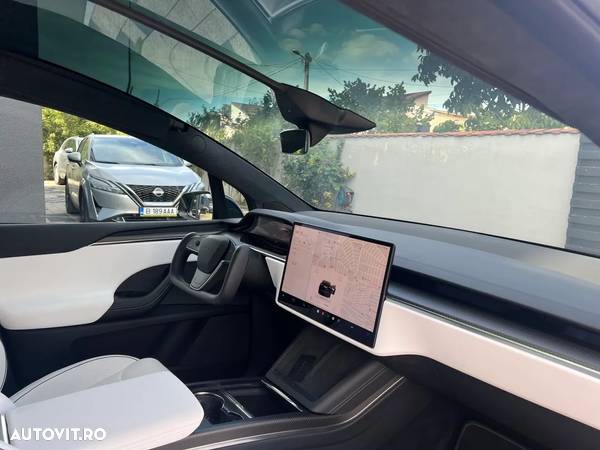 Tesla Model X - 12