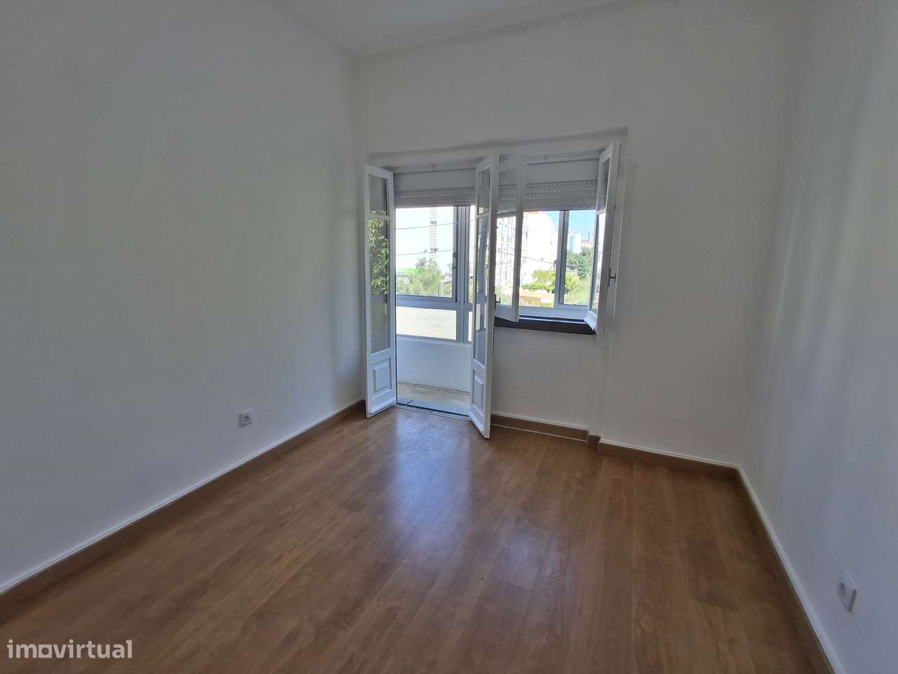 Apartamento T4 muito soalheiro, em zona central.-16