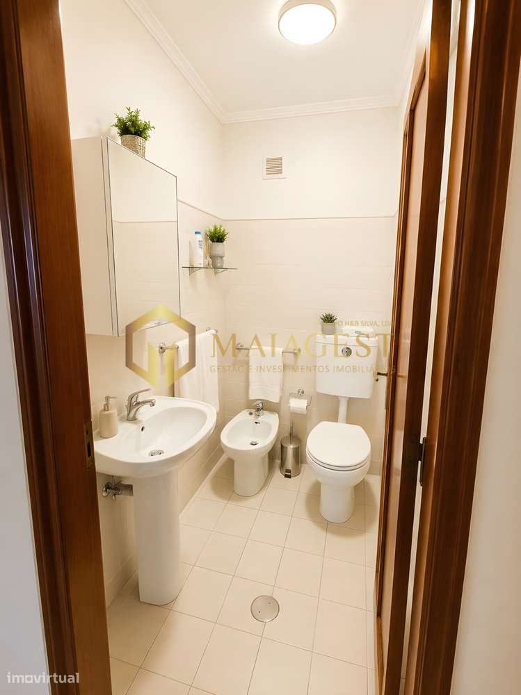 Apartamento T3 Renovado com Varandas em Santa Maria de Lamas-7