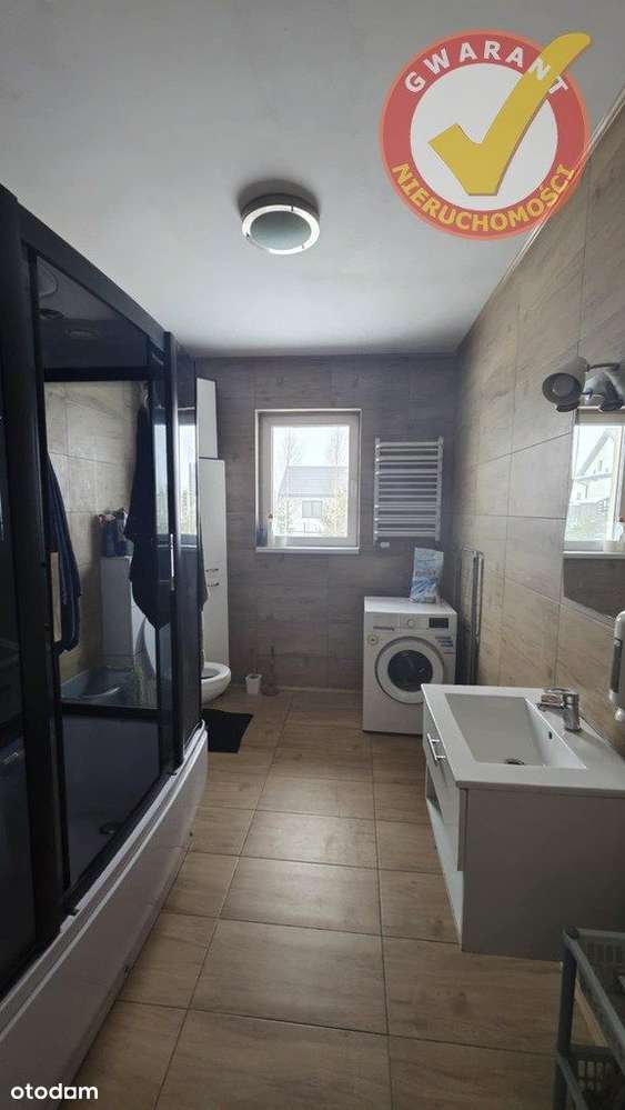 Dom na nowym osiedlu domków jednorodzinnych.-8