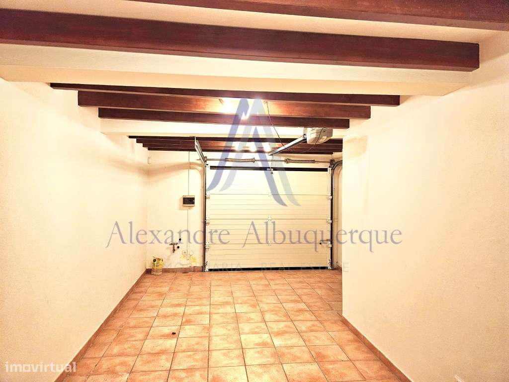 Moradia Isolada T4 de Prestígio com Piscina e Jardim-28