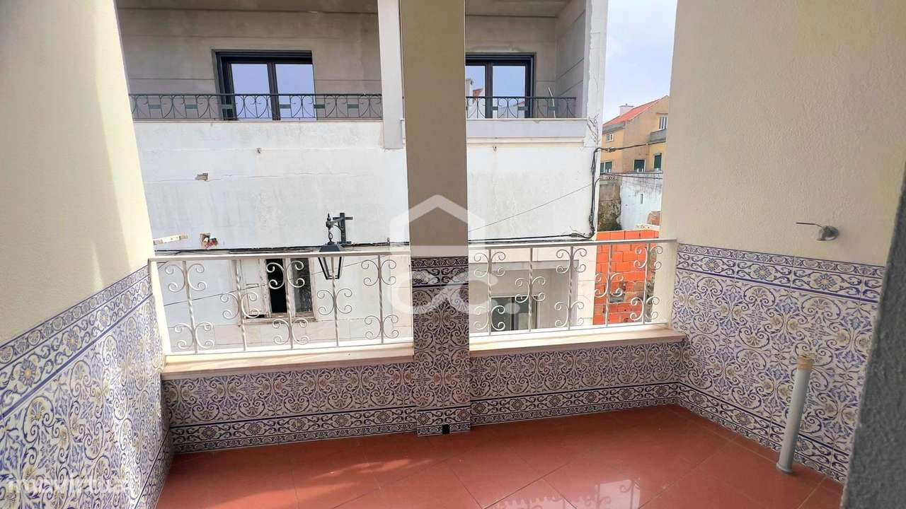 Moradia T2 convertida em T3 com garagem e acesso por duas ruas, zona h - Grande imagem: 4/28