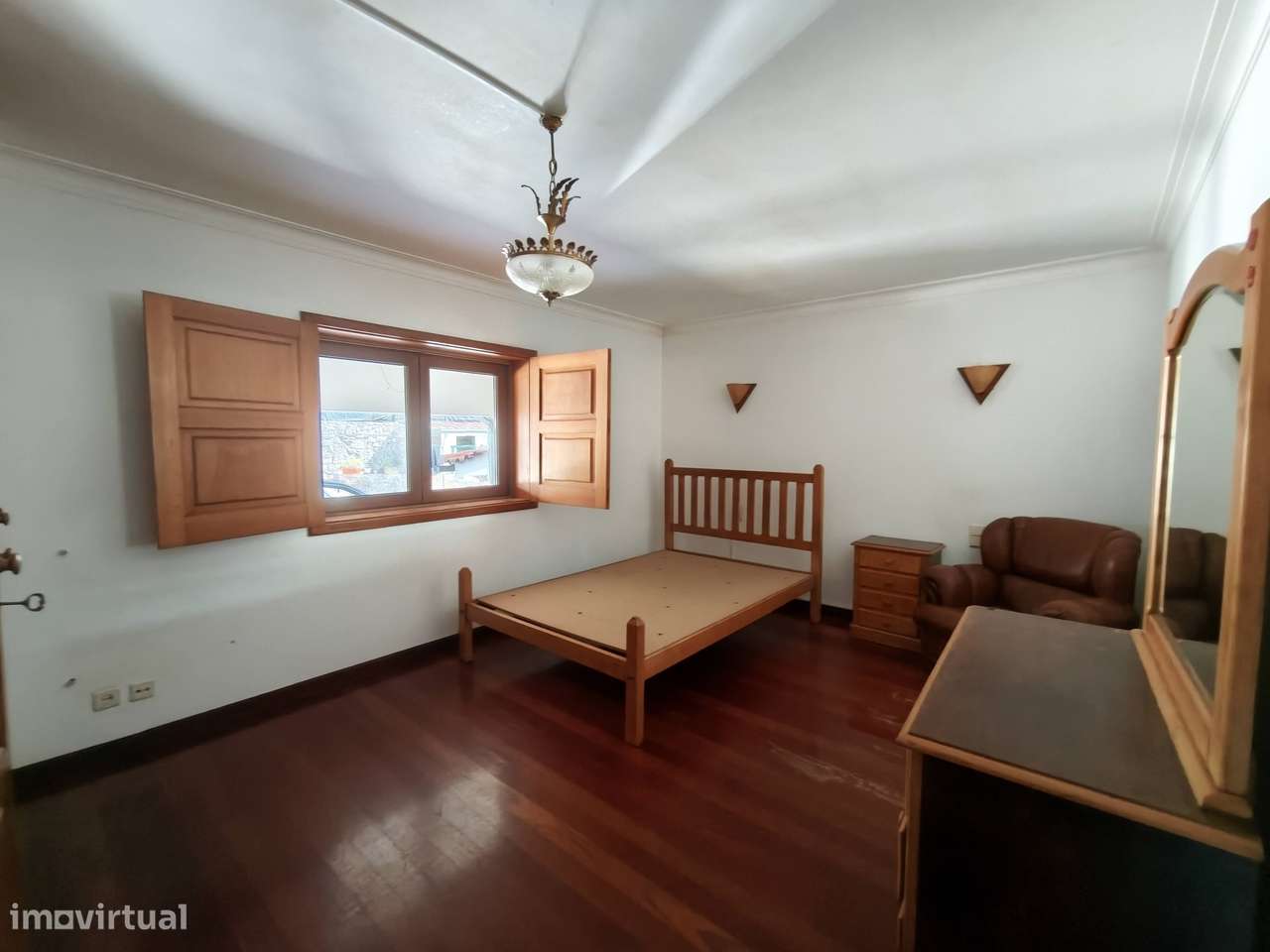 Moradia T4 com piscina e jardins-12