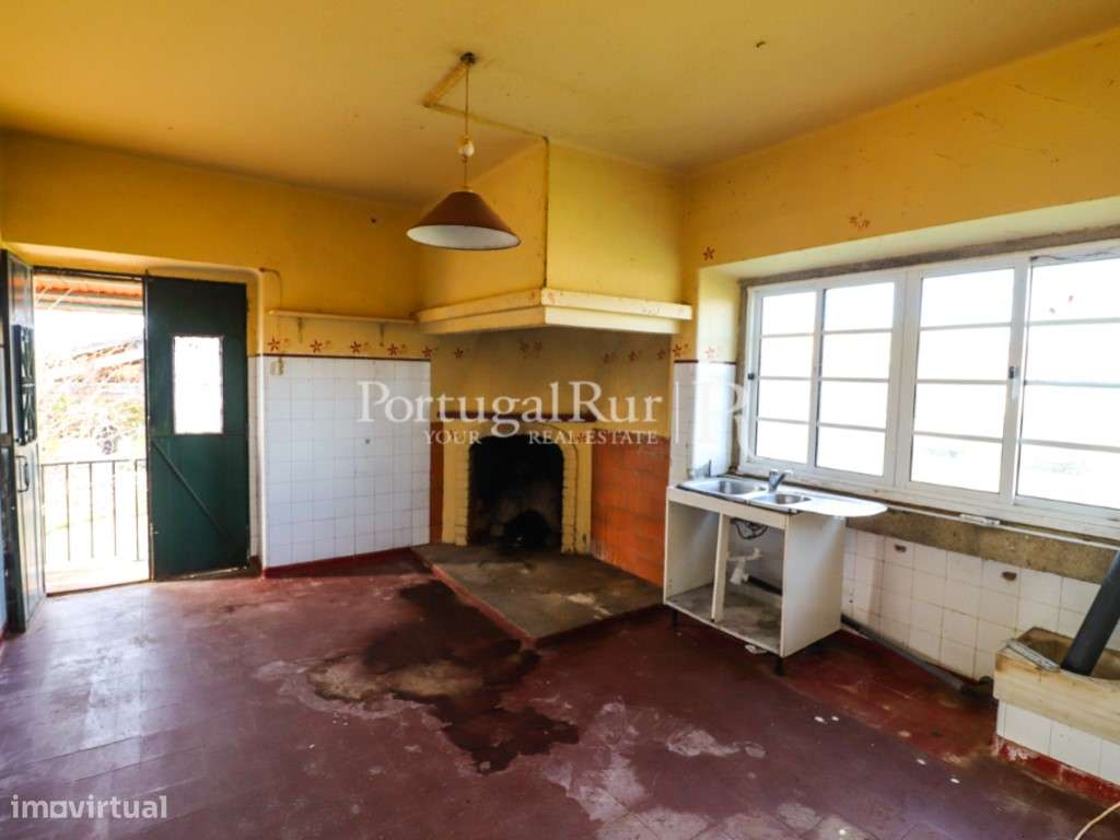 Quinta com casa de habitação T5 e diversas construções-35