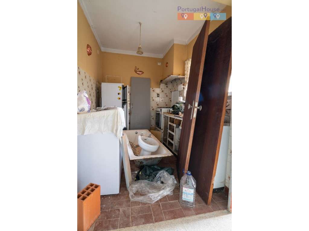 Prédio constituído por 2 apartamentos T2 com entradas independentes...-24