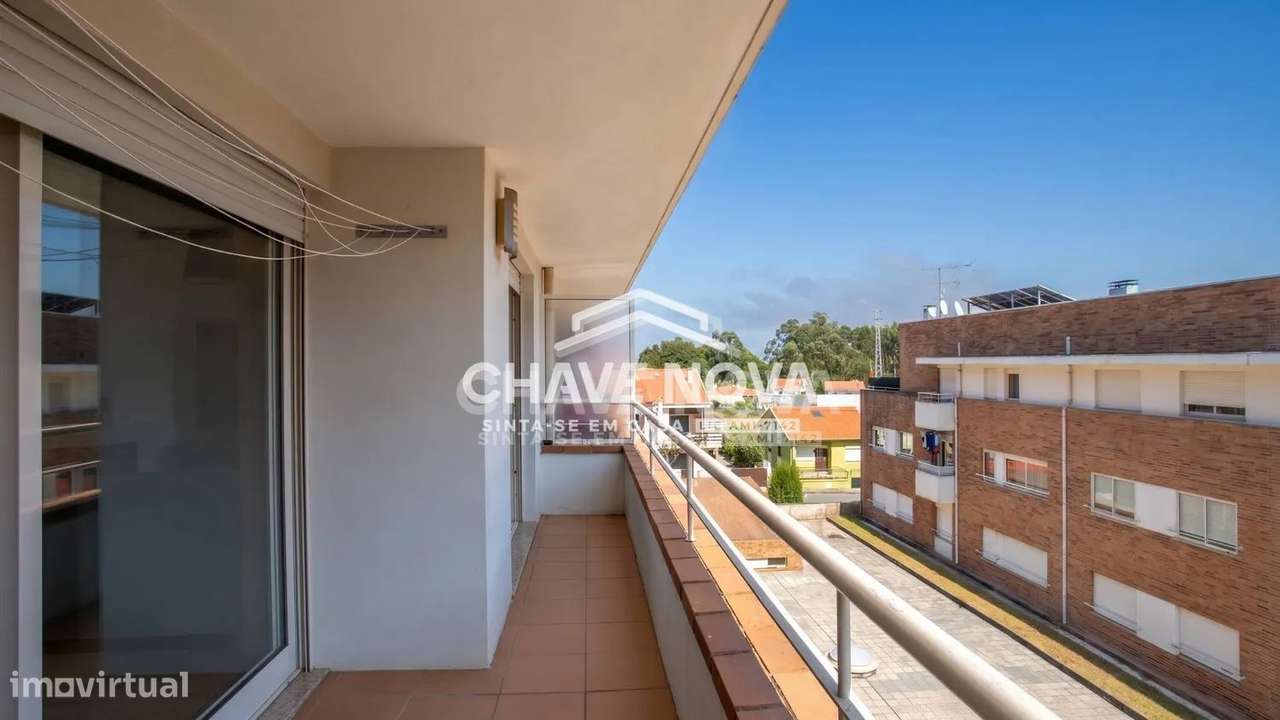 Apartamento T2, em Pedroso, com duas varandas, garagem e arrumos-17