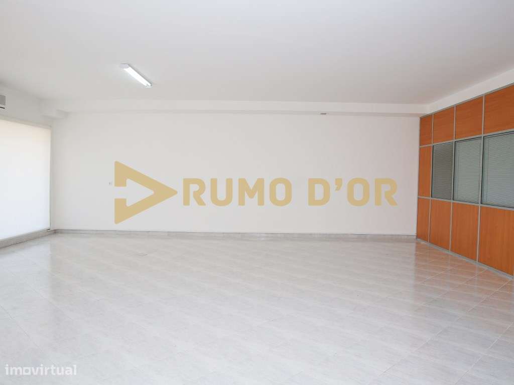 Loja com Armazém e escritórios-11