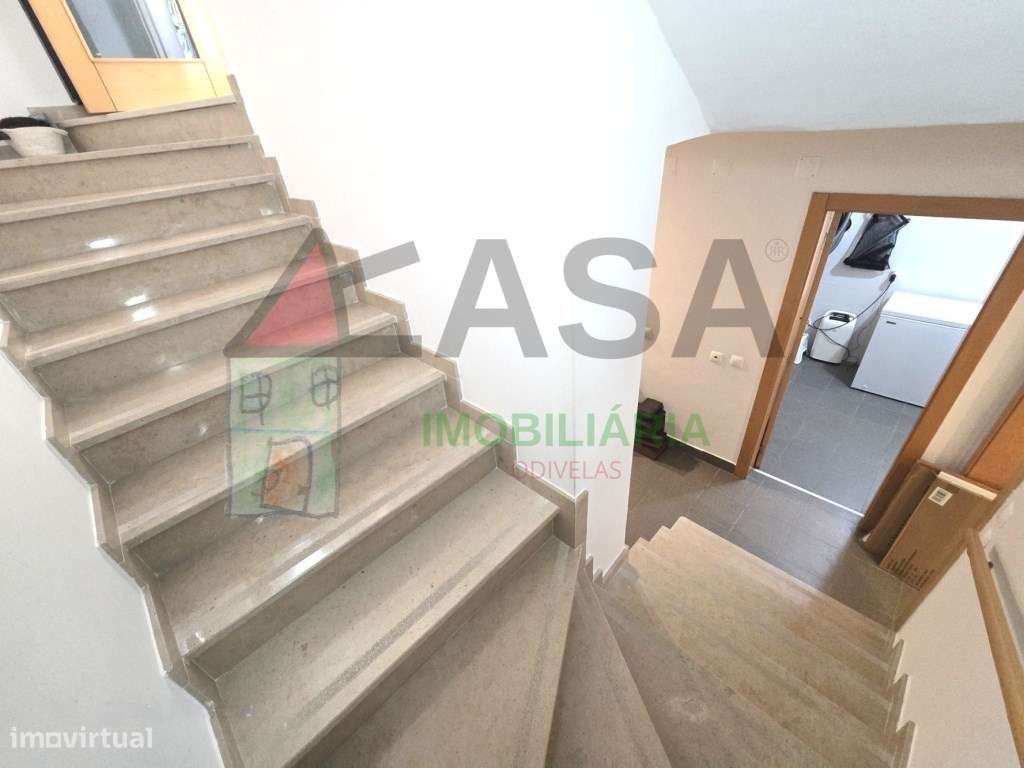 Moradia T4 com Terraço e Vista Desafogada em Loures-49