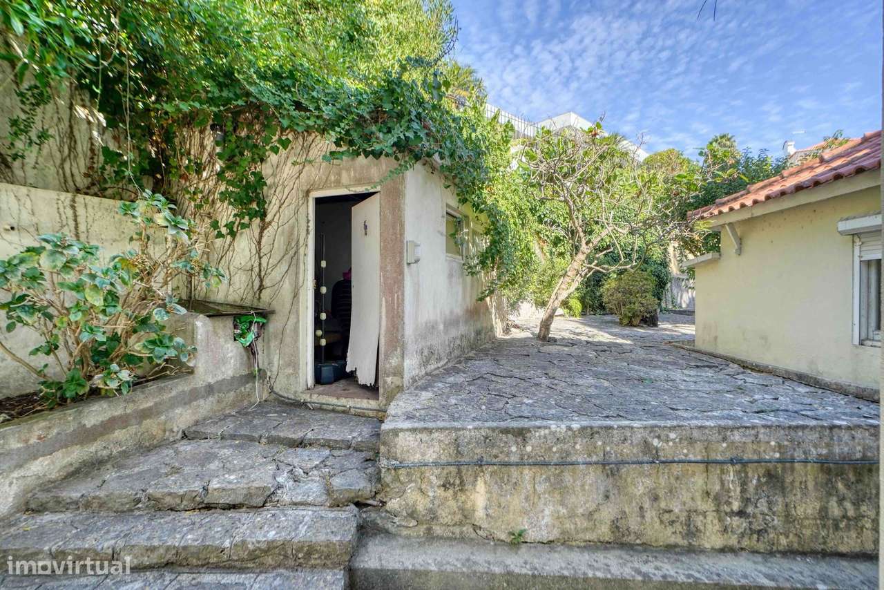 Moradia para recuperar no centro do Estoril, com piscina e vista mar-11