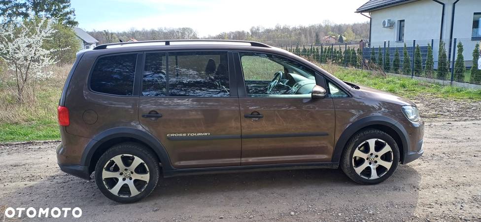 Volkswagen Touran 2.0 TDI DPF Cross DSG - 4