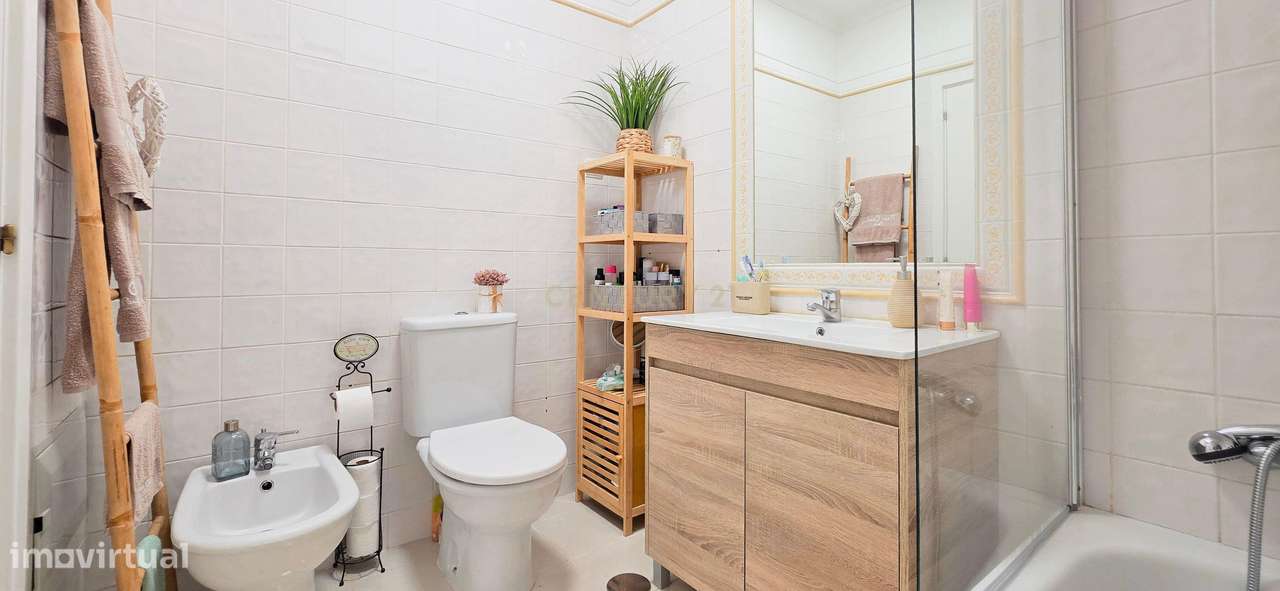 Apartamento T2 Renovado em Santo António-9
