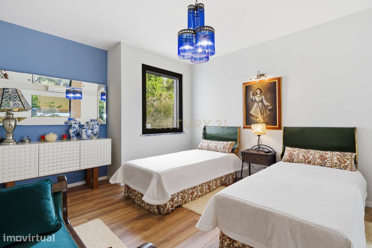 Quintinha T4 com edificação contemporânea no coração do Oeste, com ter-9