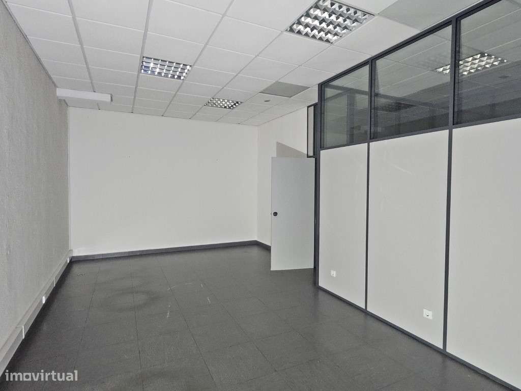 Loja/Escritório com 100m² na Amadora - Excelente Localização e Acessos - Grande imagem: 4/10