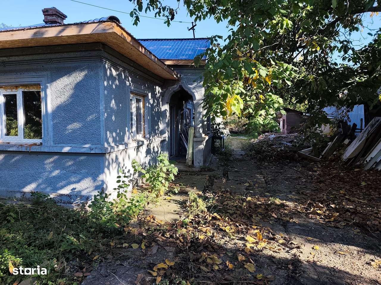 FARA COMISIOANE in Sabareni la drum asfaltat casa batrineasca  1000mp-1