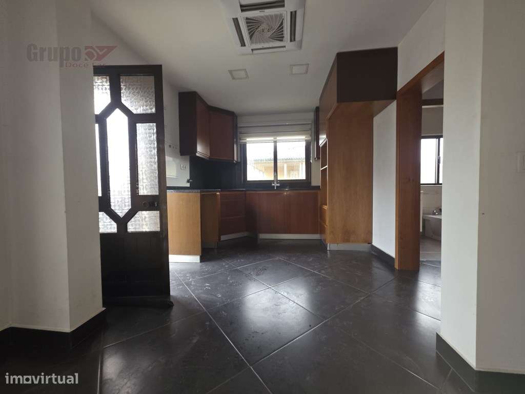 Moradia T3 com Armazém de 300m² - O Equilíbrio Perfeito entre Habit...-8
