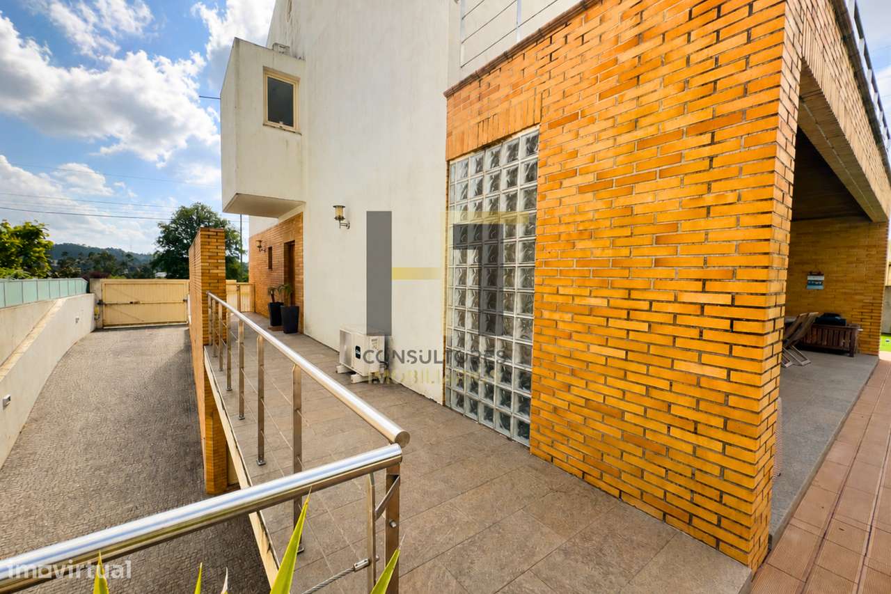 Moradia T3 | 4 Frentes | Piscina, Suite c/ Closet, Garagem 3 Carros |-52