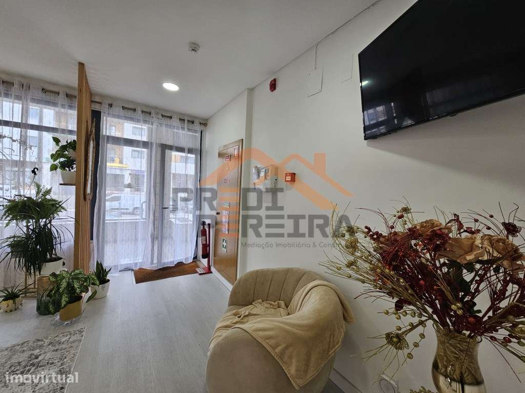 Loja, localizada no Jardim da Amoreira, ao lado da agência imobiliá... - Grande imagem: 3/9