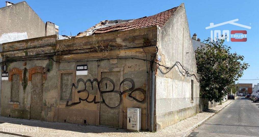 2 Moradias para Reconstrução c/ 220m2 de Terreno - Centro do Montijo-6