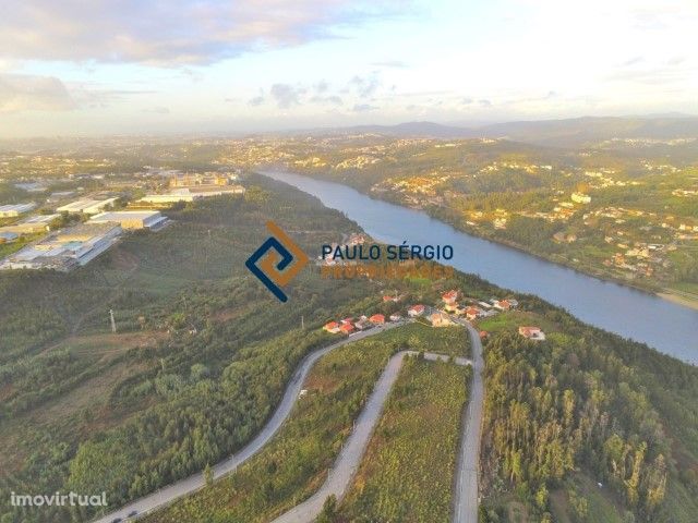 Terrenos em Loteamento com vistas magníficas para o Rio Douro.