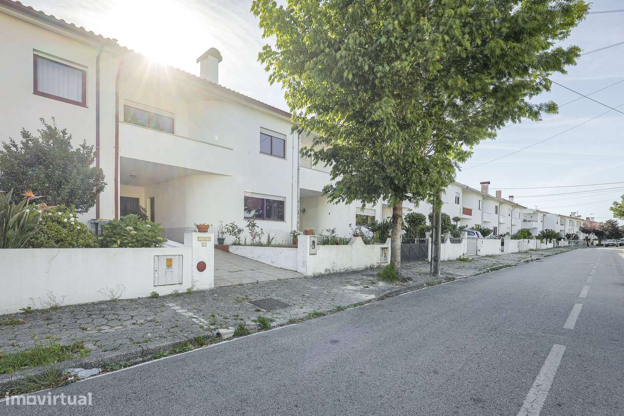 Oportunidade - Moradia T4 com anexos, garagem fechada e jardim-0