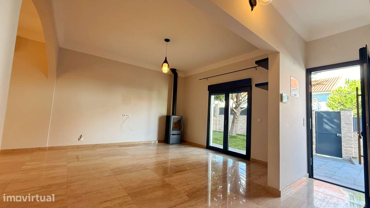 Moradia IsoladaT1+1 Totalmente Remodelada -Charneca da Caparica-18