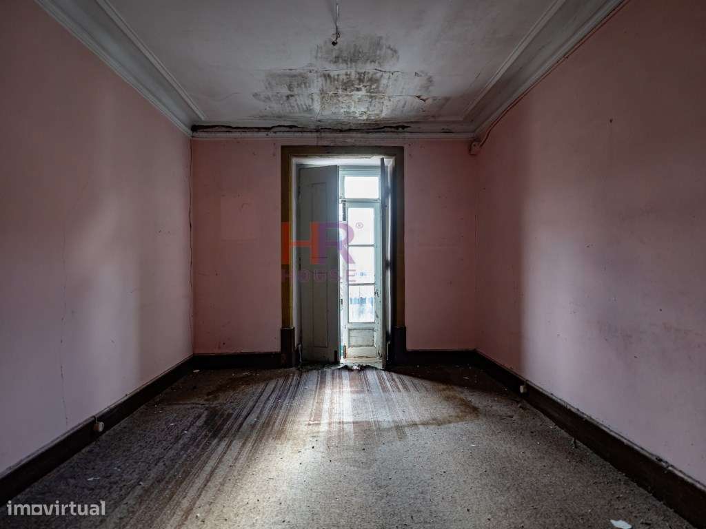 Coimbra, Vende-se Moradia com terreno e jardim.-10