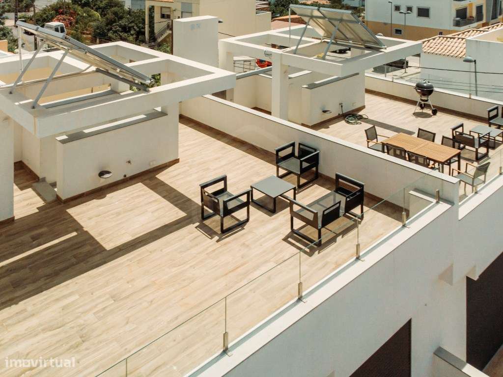 Moradia em banda T3, piscina e terraço com vista mar, Fuseta, Algarve - Grande imagem: 2/23