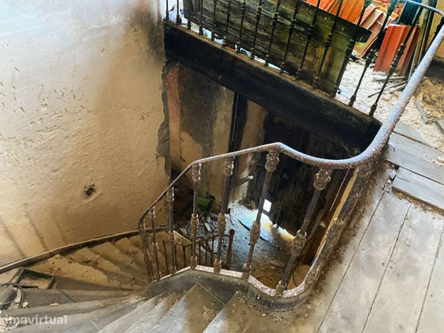 Grande moradia para recuperar, vista desafogada, São Gregório-8