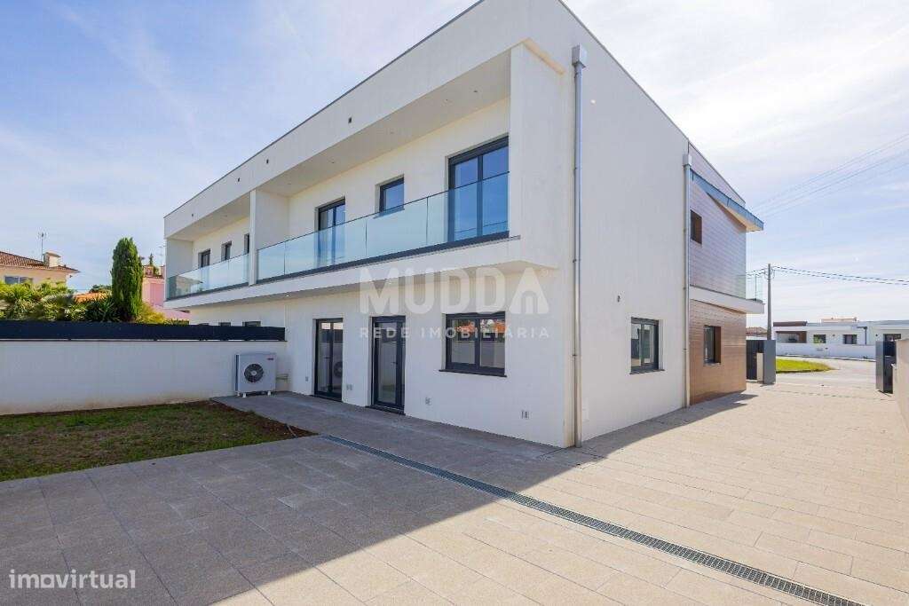Moradia T4 com Design Contemporâneo e Acabamentos Premium-29