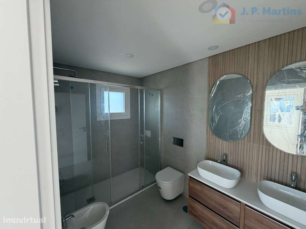 Moradia isolada, T4 com 4 suítes, piscina e garagem em Pinhal General-19