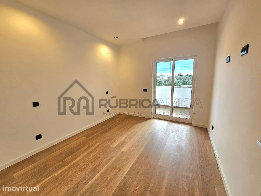 T3 renovado na zona de Betunes em Loulé-19