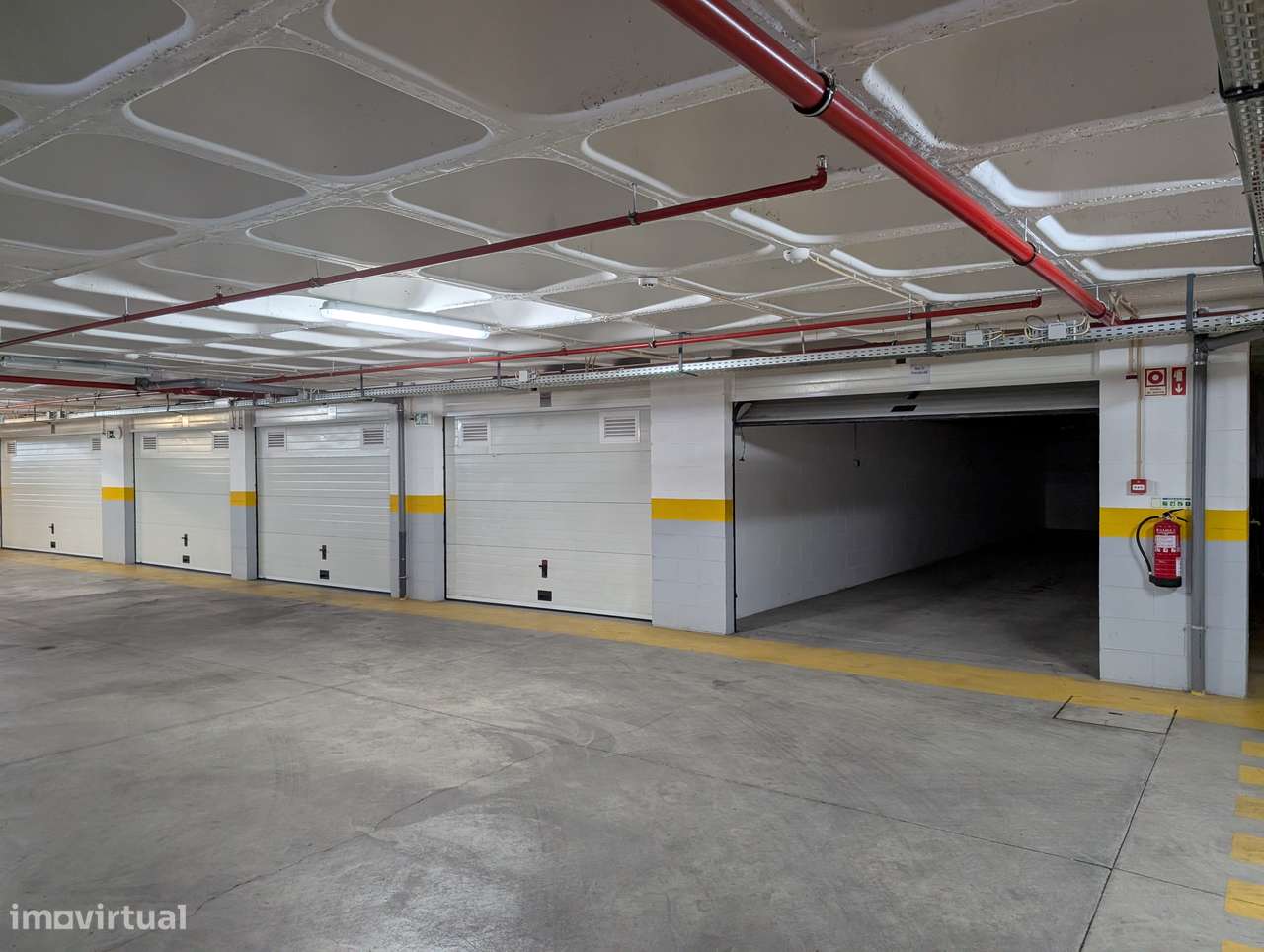 Garagem espaçosa box 3 carros Costa da Caparica-8
