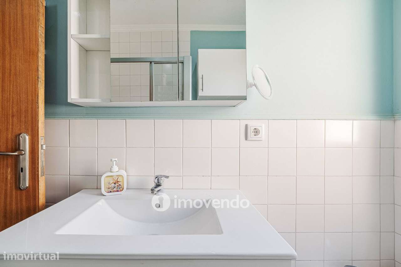 Apartamento T2 com cozinha equipada, na Amadora-33