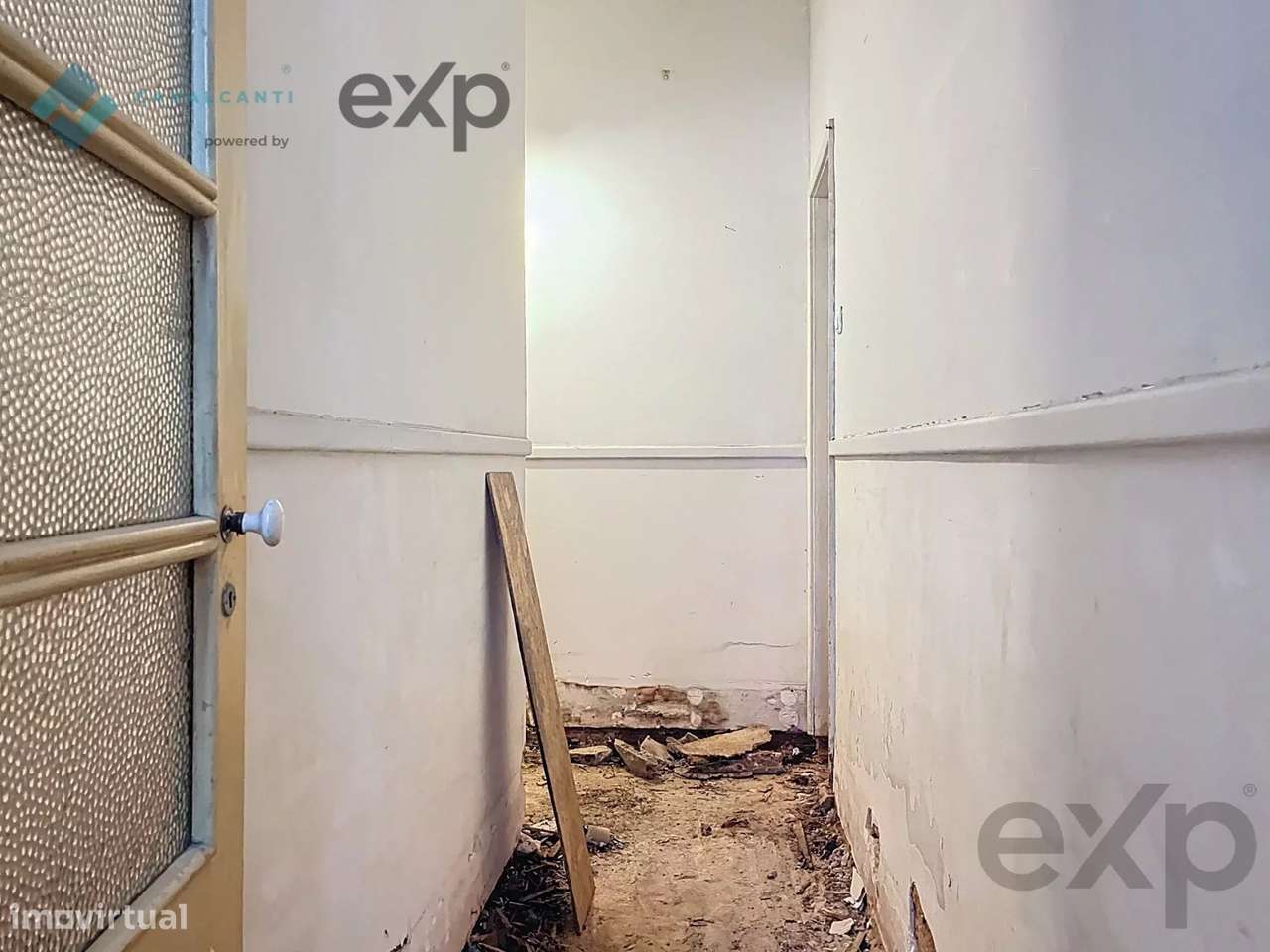 T3 com charme e logradouro Para Remodelar – Lisboa-17