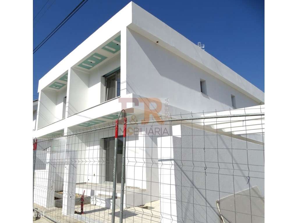 Geminada Duplex T2+1 com Pérgula Fernão Ferro - Grande imagem: 2/20
