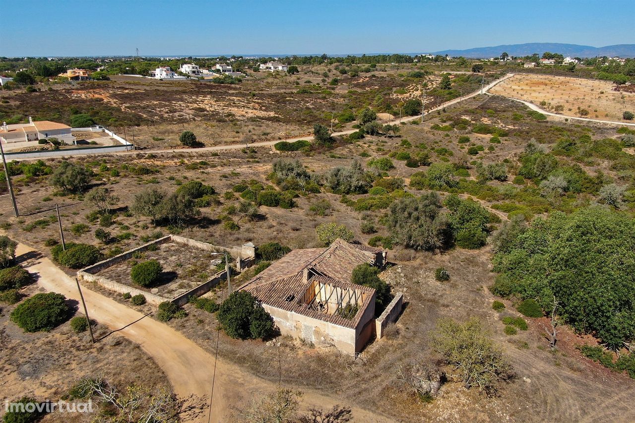 Terreno com ruína na Caramujeira, Lagoa, Algarve