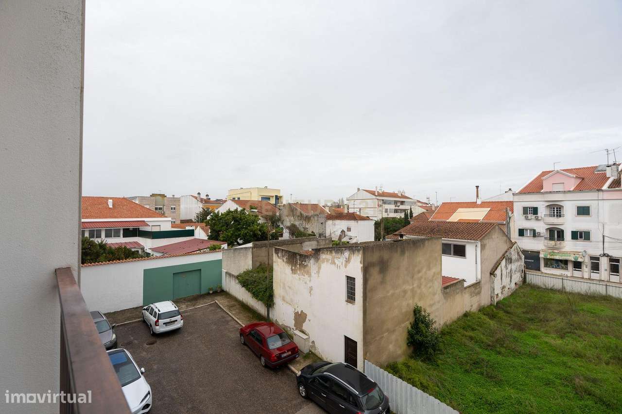 Apartamento T3 com áreas generosas-10